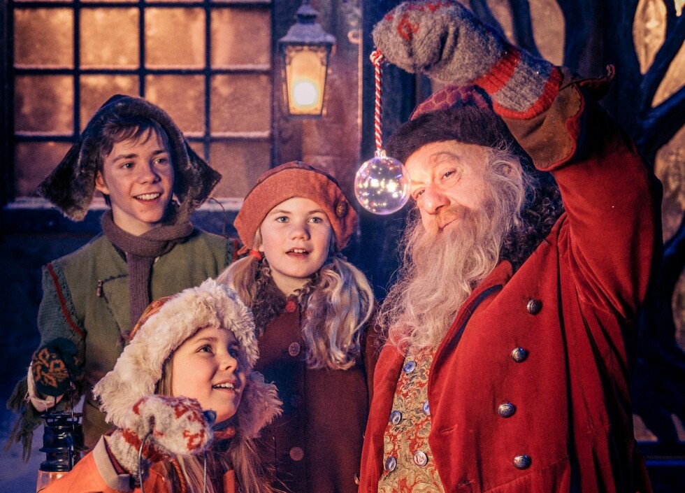 STORSATSING: Halvnissen Selma (Siri Skjeggedal,foran) lever i Verden Utenfor (VU), mens Frida (Charlotte Myrset) og Pil (Kevin Haugan) bor i den magiske landsbyen
<span style="background-color: initial;">«Snøfall» sammen med julenissen Julius (Trond Høvik). I dagene fram mot jul kan vi følge Selma som finner en hemmelig portal og ender opp i nissebyen. Sendes på NRK Super klokka 18.00, NRK1 klokka 18.35, og kan også strømmes </span><span style="background-color: initial;">på nrk.no. Foto: Lena Saugen / NRK</span> STORSATSING: Halvnissen Selma (Siri Skjeggedal,foran) lever i Verden Utenfor (VU), mens Frida (Charlotte Myrset) og Pil (Kevin Haugan) bor i den magiske landsbyen
<span style="background-color: initial;">«Snøfall» sammen med julenissen Julius (Trond Høvik). I dagene fram mot jul kan vi følge Selma som finner en hemmelig portal og ender opp i nissebyen. Sendes på NRK Super klokka 18.00, NRK1 klokka 18.35, og kan også strømmes </span><span style="background-color: initial;">på nrk.no. Foto: Lena Saugen / NRK</span>