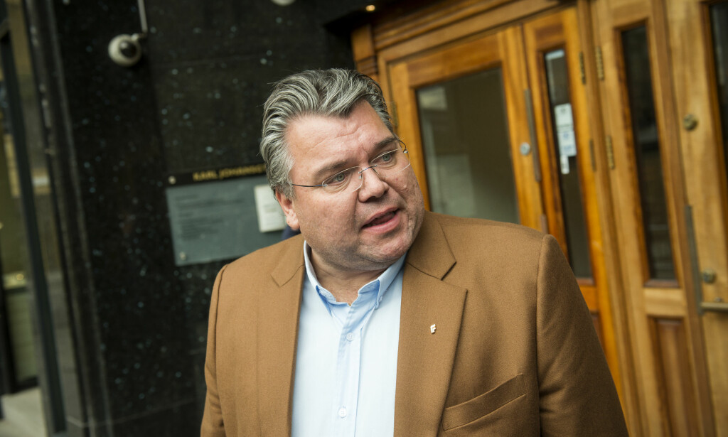 TØFT: Morten Wold (Frp) legger ikke skjul på at det er et tøft kutt. - Dette er noe av prisen folk må betale, sier han, og leverer et lite sleivspark til V og KrF som standhaftig har presset regjeringspartiene i forhandlingene om budsjettet for neste år. Foto: Fredrik Varfjell / NTB scanpix TØFT: Morten Wold (Frp) legger ikke skjul på at det er et tøft kutt. - Dette er noe av prisen folk må betale, sier han, og leverer et lite sleivspark til V og KrF som standhaftig har presset regjeringspartiene i forhandlingene om budsjettet for neste år. Foto: Fredrik Varfjell / NTB scanpix