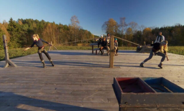 BEINTØFT: Det var lenge jevnt mellom de to «Farmen»-motstanderne i kveldens intense tautrekkingstvekamp. Til slutt var det Stine Hartmann (t.h) som trakk det korteste strået. Foto: TV 2 BEINTØFT: Det var lenge jevnt mellom de to «Farmen»-motstanderne i kveldens intense tautrekkingstvekamp. Til slutt var det Stine Hartmann (t.h) som trakk det korteste strået. Foto: TV 2 