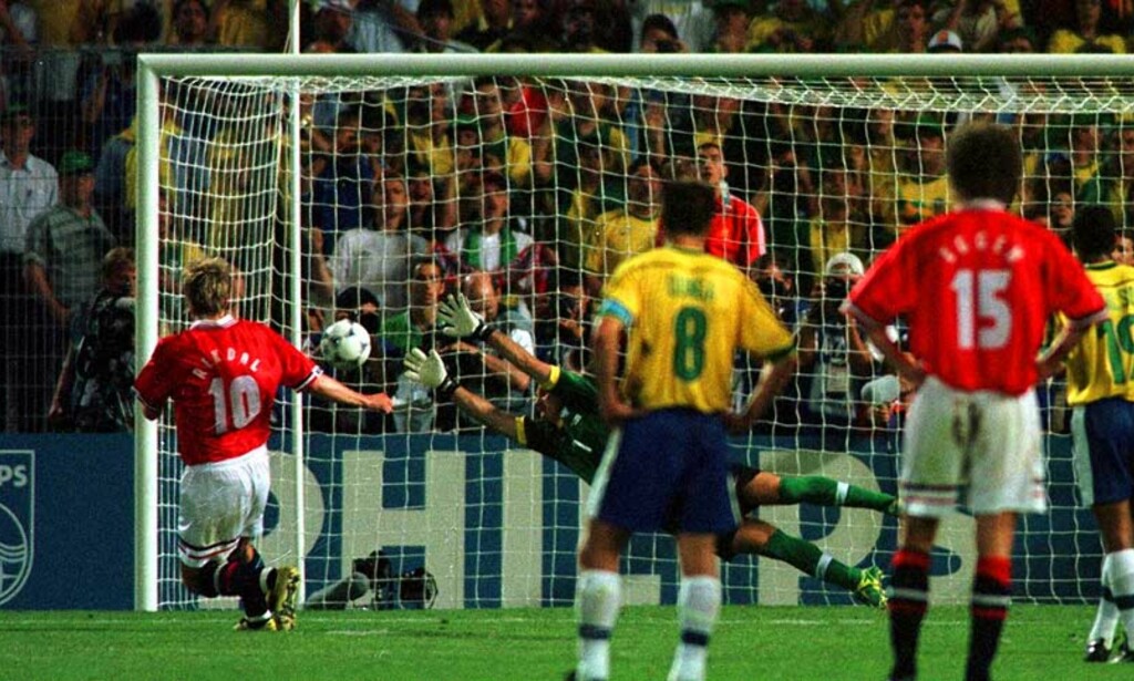 VM-STEMNING: Kjetil Rekdal scorer i Marseille og Norge slår Brasil 2-1. Nå ønsker William Bakke å få det norske folk i VM-stemning igjen. Foto: Scanpix VM-STEMNING: Kjetil Rekdal scorer i Marseille og Norge slår Brasil 2-1. Nå ønsker William Bakke å få det norske folk i VM-stemning igjen. Foto: Scanpix