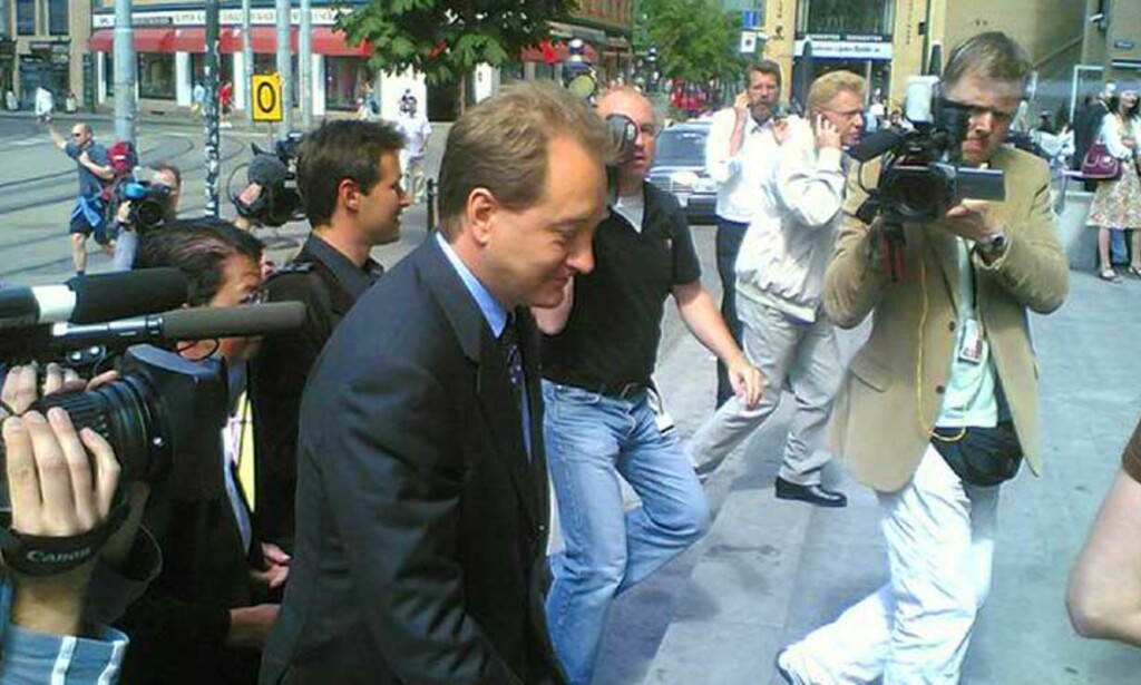 KJELL INGE RØKKE: Her ankommer Røkke Oslo Tingrett i dag. Halvannen time senere var han dømt til fengsel. MMS-FOTO: JON R. HAMMERFJELD KJELL INGE RØKKE: Her ankommer Røkke Oslo Tingrett i dag. Halvannen time senere var han dømt til fengsel. MMS-FOTO: JON R. HAMMERFJELD