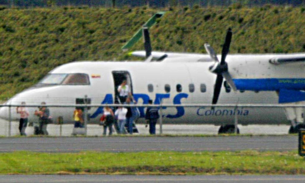 KAPRET: Dette flyet ble kapret i Colombia i dag tidlig. 25 om bord holdes som gisler. Foto: SCANPIX/REUTERS KAPRET: Dette flyet ble kapret i Colombia i dag tidlig. 25 om bord holdes som gisler. Foto: SCANPIX/REUTERS