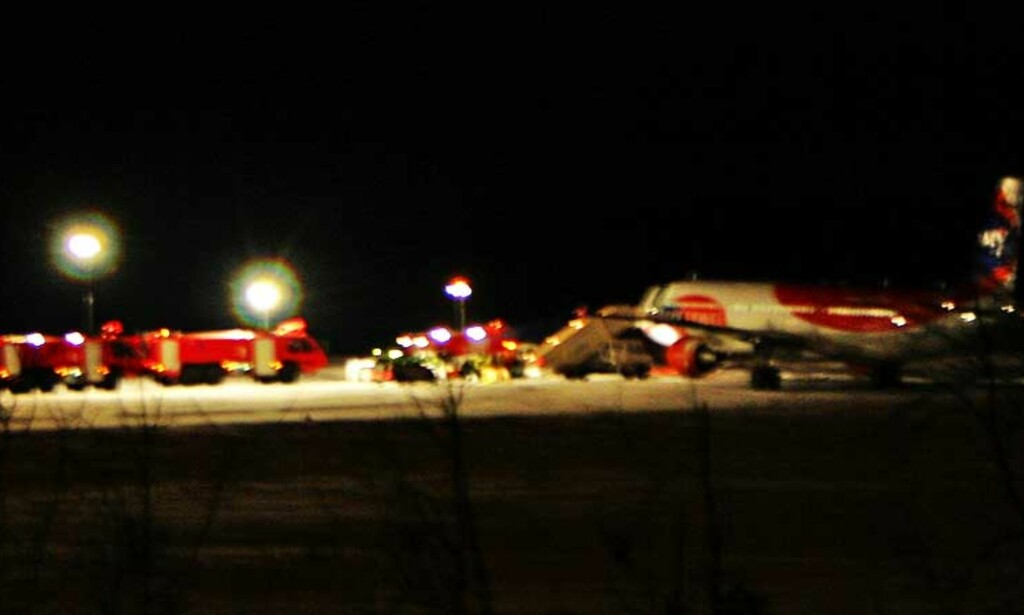 NESTENULYKKE: Airbus-flyet omgitt av brannbiler på Sandefjord lufthavn. Foto: TERJE EDUARDSEN NESTENULYKKE: Airbus-flyet omgitt av brannbiler på Sandefjord lufthavn. Foto: TERJE EDUARDSEN