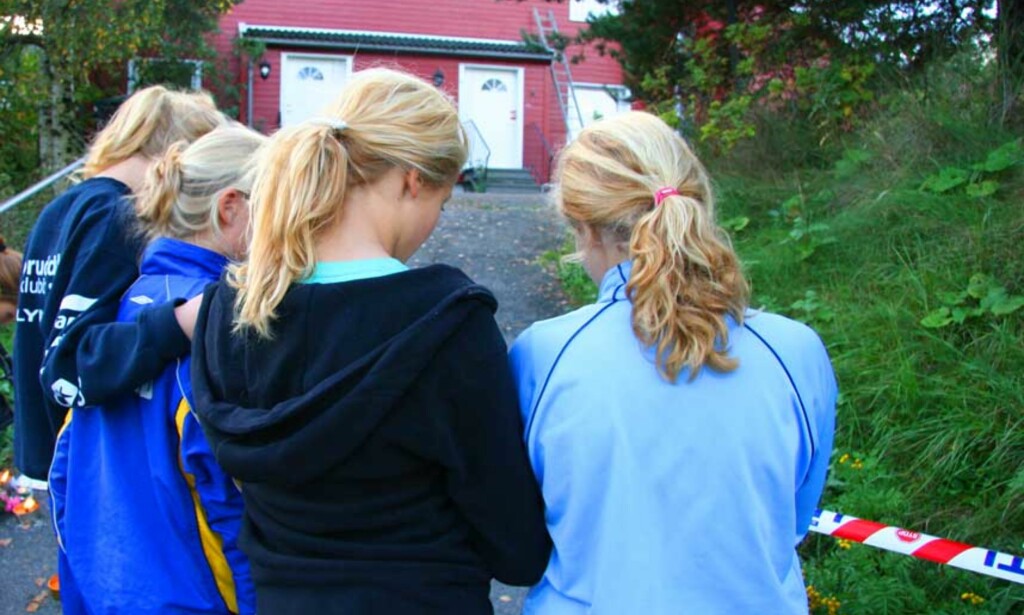 PÅ ÅSTEDET: Fire venninner av drepte Nafisa Khan (13) la ned blomster og kort på åstedet i ettermiddag. - Hun var alltid blid, forteller de. Foto: JEANETTE PJAAKA HAUGE PÅ ÅSTEDET: Fire venninner av drepte Nafisa Khan (13) la ned blomster og kort på åstedet i ettermiddag. - Hun var alltid blid, forteller de. Foto: JEANETTE PJAAKA HAUGE