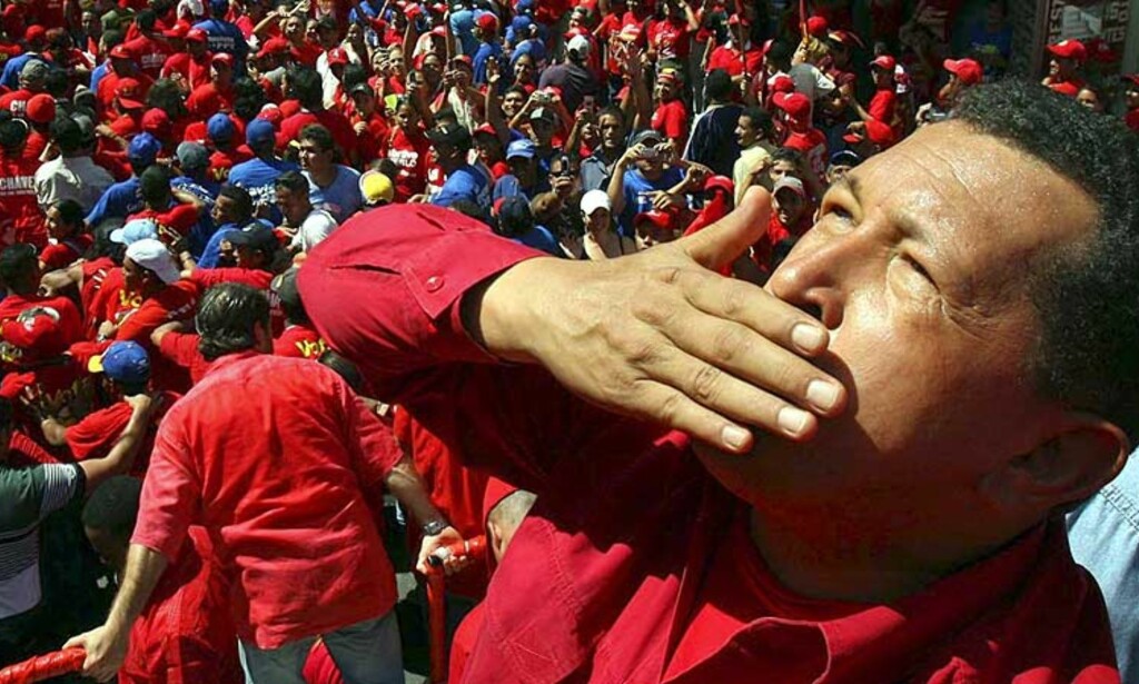 UTVIDER MAKTEN: Venezuelas president Hugo Chávez sender slengkyss til sine tilhengere under et valgkampmøte i Guarico, en knapp uke før han ble gjenvalgt som president. Foto: Reuters/Scanpix UTVIDER MAKTEN: Venezuelas president Hugo Chávez sender slengkyss til sine tilhengere under et valgkampmøte i Guarico, en knapp uke før han ble gjenvalgt som president. Foto: Reuters/Scanpix