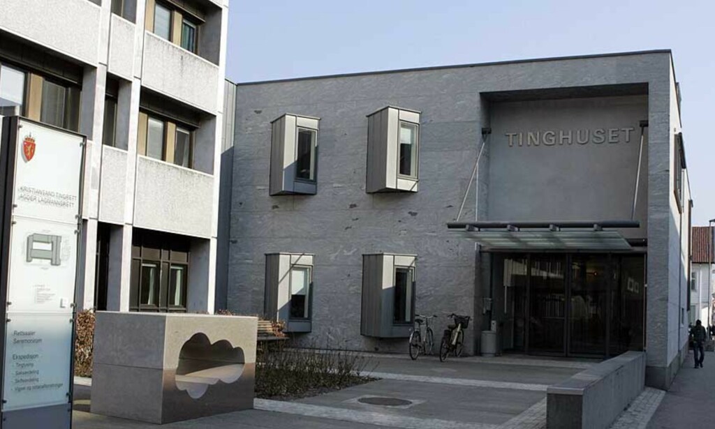 NY ARENA: Atle Hamre vant ikke travløp på Jarlsberg i går kveld og kjører heller ikke i V75 på Bergen travpark, selv om Norsk Rikstotos offisielle spill- og resultatsider sier så. Det er kjennelsen fra Kristiansand tingrett i går som gjelder. Der ble Hamre varetektsfengslet,de to første ukene med isolasjon. Foto: Scanpix. NY ARENA: Atle Hamre vant ikke travløp på Jarlsberg i går kveld og kjører heller ikke i V75 på Bergen travpark, selv om Norsk Rikstotos offisielle spill- og resultatsider sier så. Det er kjennelsen fra Kristiansand tingrett i går som gjelder. Der ble Hamre varetektsfengslet,de to første ukene med isolasjon. Foto: Scanpix.