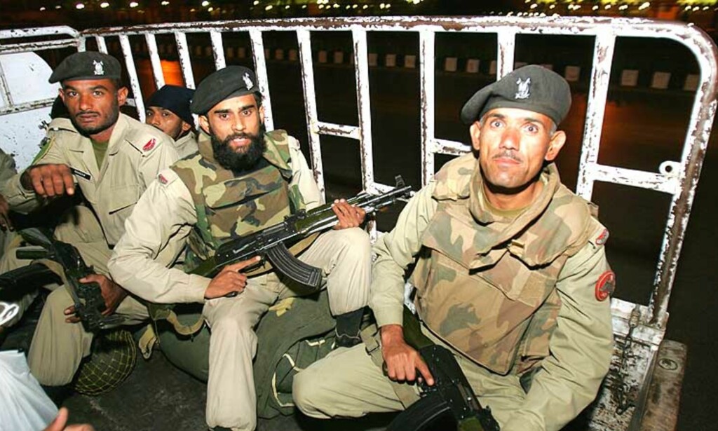 KRIGSLOVGIVNING INNFØRT: Militære styrker holder vakt etter at president Pervez Musharraf innførte unntakstilstand i Paksitan i dag. Foto: AFP PHOTO/Aamir QURESHI KRIGSLOVGIVNING INNFØRT: Militære styrker holder vakt etter at president Pervez Musharraf innførte unntakstilstand i Paksitan i dag. Foto: AFP PHOTO/Aamir QURESHI