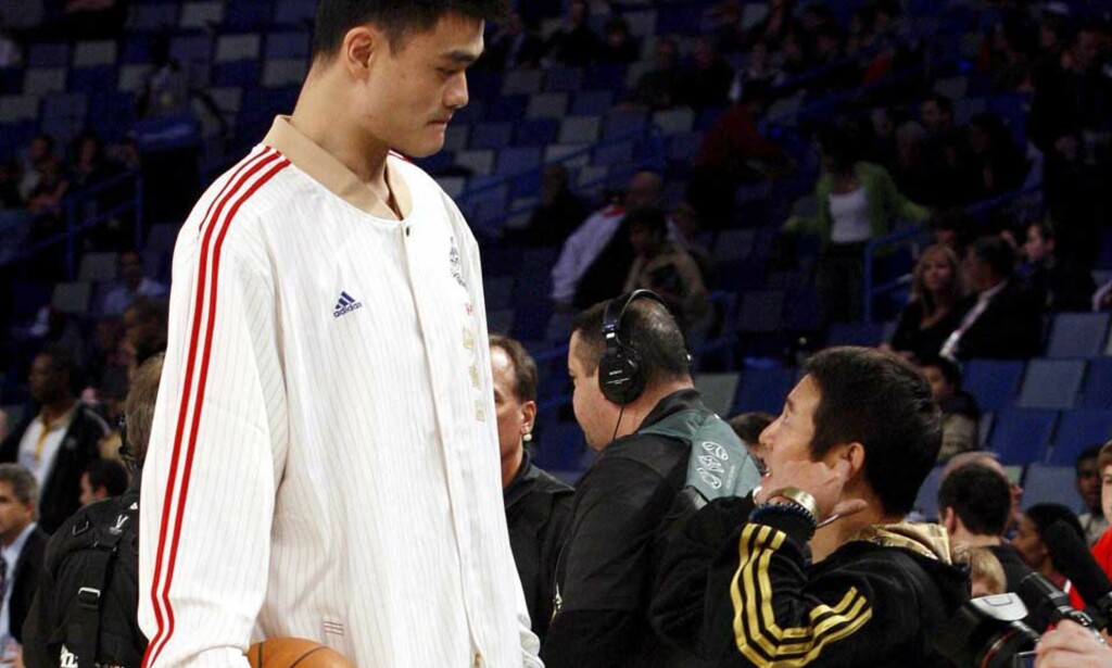 HEI DER NEDE! Kinas basketstjerne Yao Ming (t.v.) snakker her med skuespiller Jet Li. Foto: JOHN G. MABANGLO/EPA/SCANPIX HEI DER NEDE! Kinas basketstjerne Yao Ming (t.v.) snakker her med skuespiller Jet Li. Foto: JOHN G. MABANGLO/EPA/SCANPIX