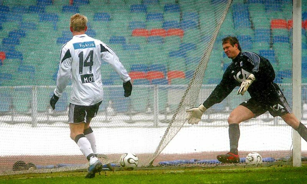 FREDRIKSTAD-BACKUP: Den 41 år gamle keeperen Bengt Andersson har lagt opp og begynt som snekker. Nå skal han spille i svensk 4. divisjon - og være backup for Fredrikstad. Her slipper han inn et mål fra RBKs Steffen Iversen i en treningskamp for IFK Göteborg i 2006. Foto: SCANPIX FREDRIKSTAD-BACKUP: Den 41 år gamle keeperen Bengt Andersson har lagt opp og begynt som snekker. Nå skal han spille i svensk 4. divisjon - og være backup for Fredrikstad. Her slipper han inn et mål fra RBKs Steffen Iversen i en treningskamp for IFK Göteborg i 2006. Foto: SCANPIX