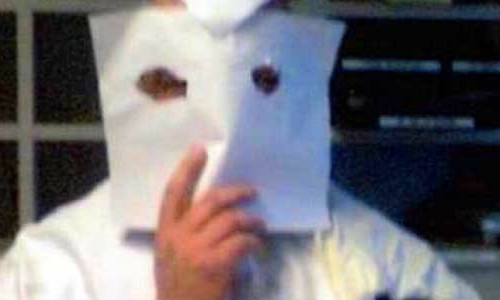 image: Poserte med Ku Klux Klan-kostyme på jobben image: Poserte med Ku Klux Klan-kostyme på jobben