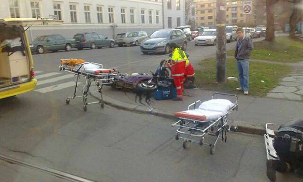 UKLAR ÅRSAK: Den mannlige MC-sjåføren ble fraktet til Ullevål sykehus etter møtet med en bil i morgentimene i Oslo i dag. Foto: Hans-Martin Thømt Ruud UKLAR ÅRSAK: Den mannlige MC-sjåføren ble fraktet til Ullevål sykehus etter møtet med en bil i morgentimene i Oslo i dag. Foto: Hans-Martin Thømt Ruud