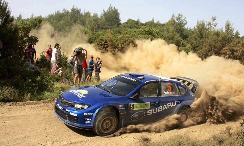 ILDDÅP: Petter Solberg har endelig fått den etterlengtede nye Subaruen. Det har så langt ført til en femteplass sammenlagt, minuttet bak suverene Sebastian Loeb. Foto: Scanpix ILDDÅP: Petter Solberg har endelig fått den etterlengtede nye Subaruen. Det har så langt ført til en femteplass sammenlagt, minuttet bak suverene Sebastian Loeb. Foto: Scanpix