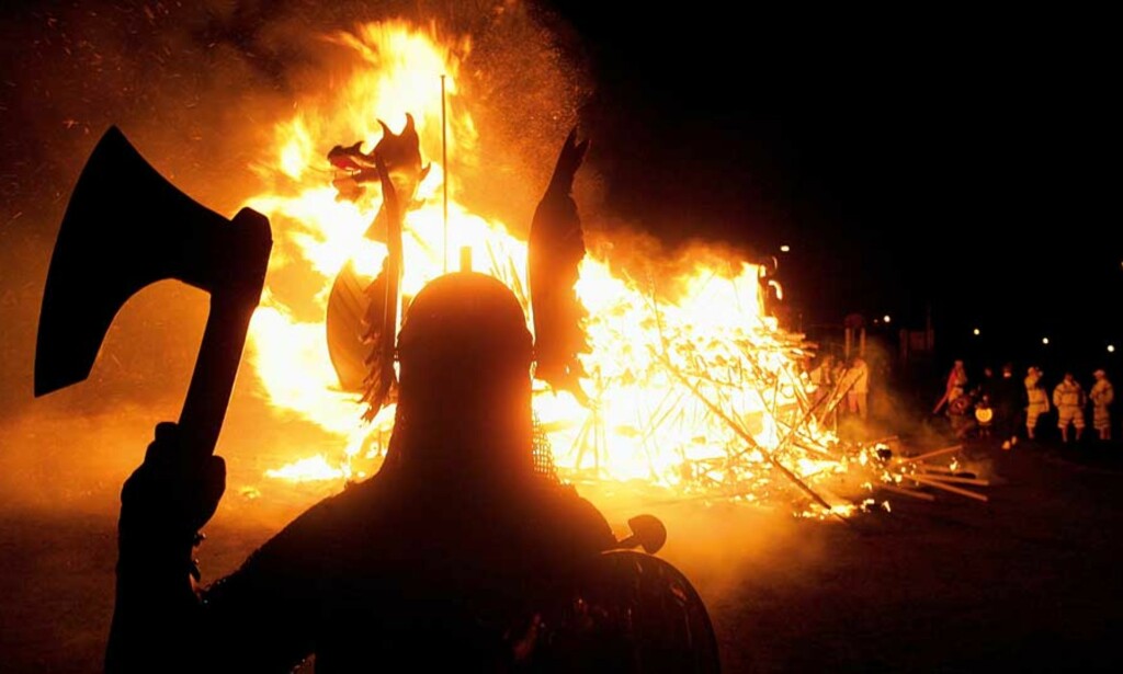 SKUMMELT PÅ SHETLAND: Bildet er fra årets Up Helly Aa-festival i Lerwick på Shetland. Foto: SCANPIX SKUMMELT PÅ SHETLAND: Bildet er fra årets Up Helly Aa-festival i Lerwick på Shetland. Foto: SCANPIX