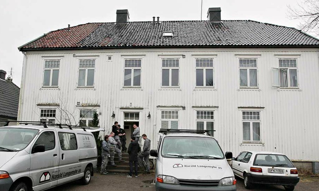 FORRETNINGSPARTNERE: Ronny Johnsens selskap Johnsen Invest AS har leid ut denne herskapsboligen i Carl XV gate 6 i Tønsberg til byggmester Harald Langemyhr, som har innkvartert over 70 polske arbeidere her. Foto: ARNT E. FOLVIK. FORRETNINGSPARTNERE: Ronny Johnsens selskap Johnsen Invest AS har leid ut denne herskapsboligen i Carl XV gate 6 i Tønsberg til byggmester Harald Langemyhr, som har innkvartert over 70 polske arbeidere her. Foto: ARNT E. FOLVIK.