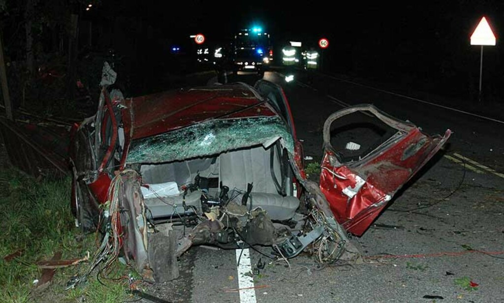 SMADRET: Ut fra skadene på bilen å dømme har sammenstøtet med treet vært svært kraftig. Bilføreren i 30-åra ble skåret ut av vraket og fikk livreddende behandling, men døde på stedet. Foto: LASSE LJUNG SMADRET: Ut fra skadene på bilen å dømme har sammenstøtet med treet vært svært kraftig. Bilføreren i 30-åra ble skåret ut av vraket og fikk livreddende behandling, men døde på stedet. Foto: LASSE LJUNG