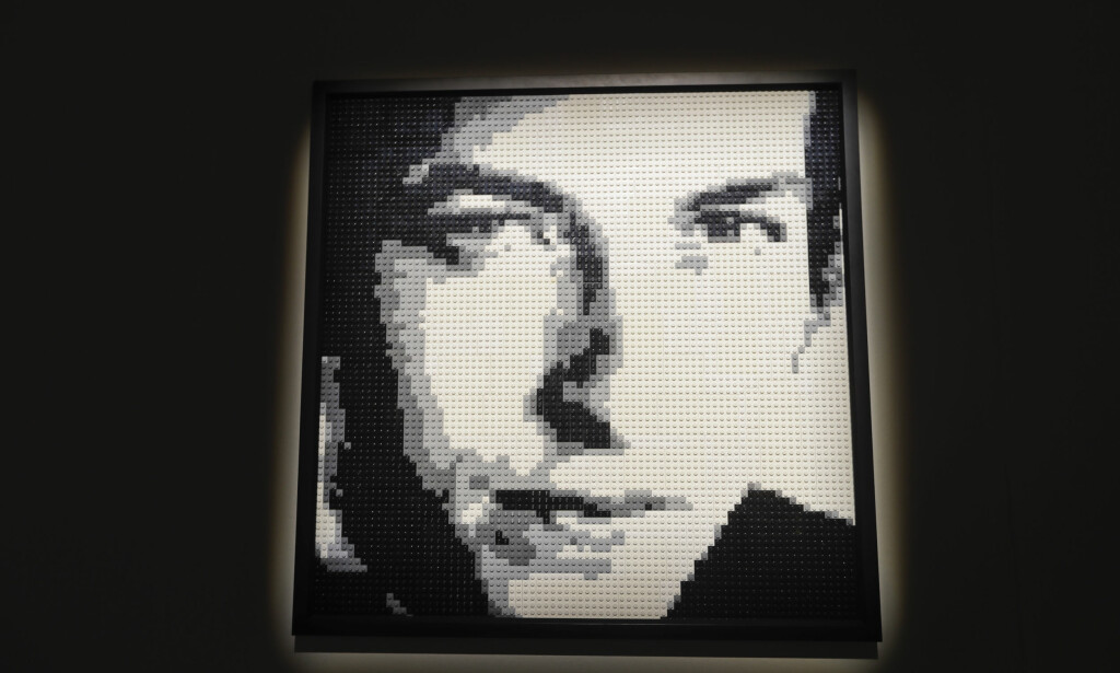 DYLAN: Også mottaker av årets Nobelpris i litteratur, Bob Dylan, er foreviget i Lego. Foto: NTB scanpix / AP Photo / Luca Bruno DYLAN: Også mottaker av årets Nobelpris i litteratur, Bob Dylan, er foreviget i Lego. Foto: NTB scanpix / AP Photo / Luca Bruno