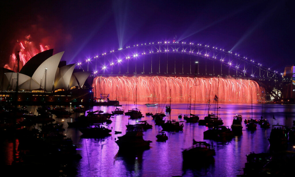 SHOW: Over 1 million mennesker møtte opp i havna i Sydney for å få med seg fyrverkeriet. Dette bildet ble tatt under tonene til Prince-låta «Purple rain». Foto: Reuters / NTB Scanpix SHOW: Over 1 million mennesker møtte opp i havna i Sydney for å få med seg fyrverkeriet. Dette bildet ble tatt under tonene til Prince-låta «Purple rain». Foto: Reuters / NTB Scanpix 