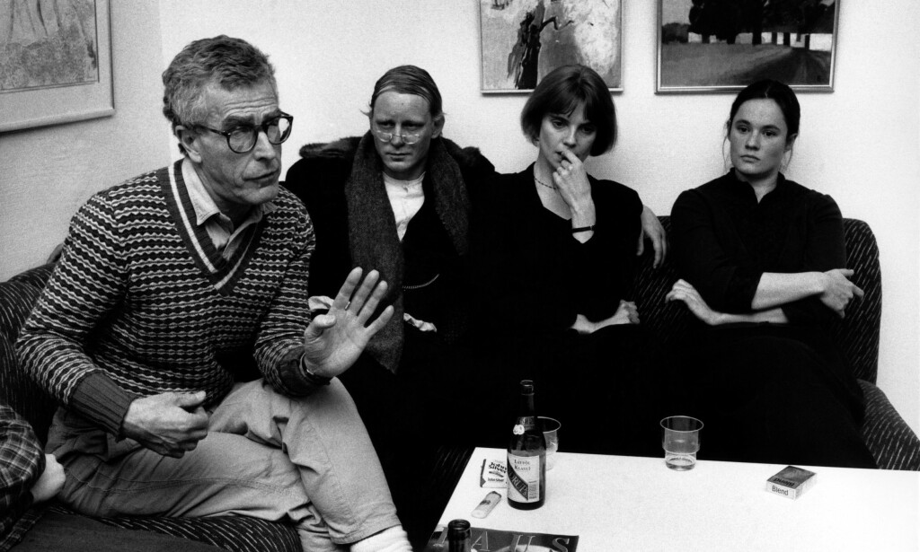 STJERNELAG: «Ormens väg på hälleberget» hadde premiere i 1986. Her (fra venstre) regissør Bo Widerberg og skuespillerne Stellan Skarsgård, Stina Ekblad og Pernilla Östergren, som medvirket i filmen.
Foto: Krister Nyman / SvD / NTB Scanpix STJERNELAG: «Ormens väg på hälleberget» hadde premiere i 1986. Her (fra venstre) regissør Bo Widerberg og skuespillerne Stellan Skarsgård, Stina Ekblad og Pernilla Östergren, som medvirket i filmen.
Foto: Krister Nyman / SvD / NTB Scanpix