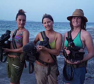 FILMER ALT SELV: Det er ingen andre enn jentene på øya. Derfor er tre av deltakerne profesjonelle fotografer. Her ser vi Nada Bojic, Jenny Skjærseth og Ingeborg Jakobsen. Foto: TV 2 FILMER ALT SELV: Det er ingen andre enn jentene på øya. Derfor er tre av deltakerne profesjonelle fotografer. Her ser vi Nada Bojic, Jenny Skjærseth og Ingeborg Jakobsen. Foto: TV 2