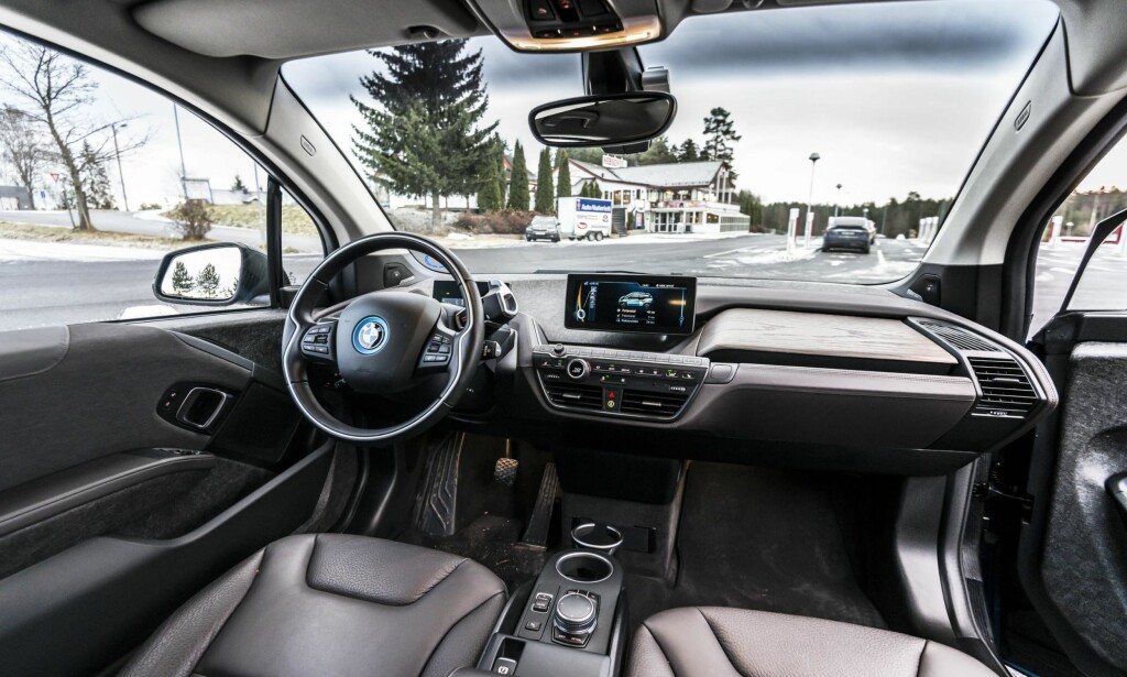 TODELT OVERSIKT: Du har et display foran rattet, og et øverst i midtkonsollen i BMWi3. Alle foto: Jamieson Pothecary TODELT OVERSIKT: Du har et display foran rattet, og et øverst i midtkonsollen i BMWi3. Alle foto: Jamieson Pothecary