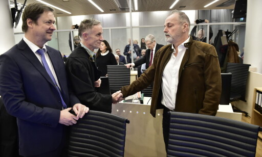 HILSTE: Eirik Jensen hilste på Gjermund Cappelens forsvarer Benedict de Vibe (i midten). Jensens forsvarer John Christian Elden til høyre. Foto: Lars Eivind Bones / Dagbladet HILSTE: Eirik Jensen hilste på Gjermund Cappelens forsvarer Benedict de Vibe (i midten). Jensens forsvarer John Christian Elden til høyre. Foto: Lars Eivind Bones / Dagbladet