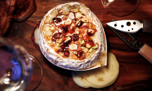 LEKKERT OG LUNT: Bakt camembert med honning og nøtter. Bare å sette i ovnen. Perfekt valentinmat, særlig når dagen faller midt i uka. LEKKERT OG LUNT: Bakt camembert med honning og nøtter. Bare å sette i ovnen. Perfekt valentinmat, særlig når dagen faller midt i uka.