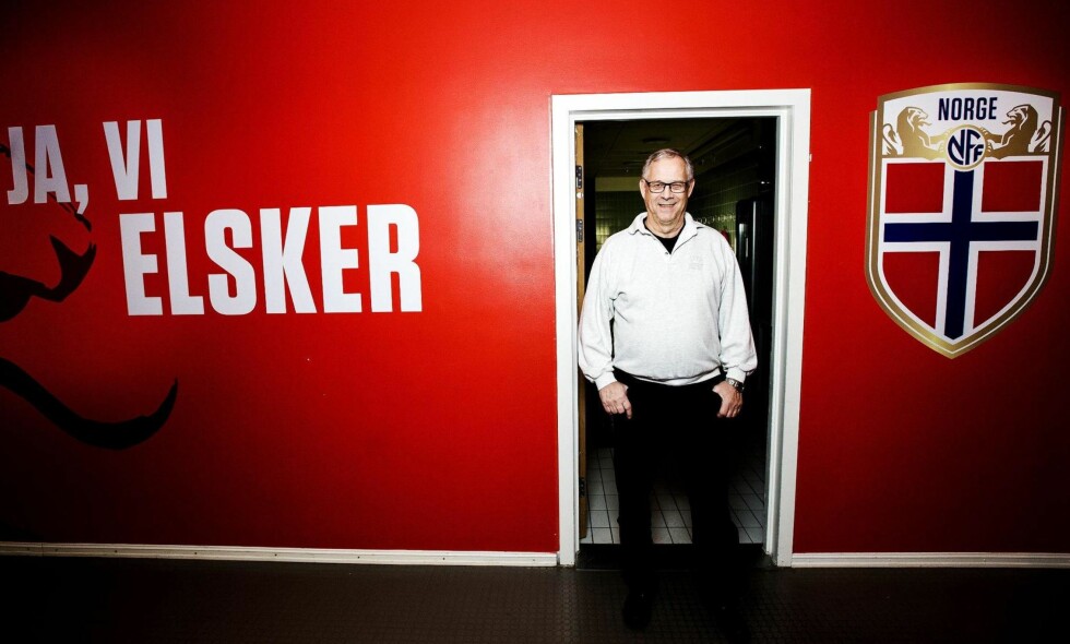 ALT FOR NORGE: Lars Lagerbäck er i full gang med jobben som landslagstrener i fotball. Her utenfor garderoben på Ullevaal stadion. <br>Foto: John Terje Pedersen ALT FOR NORGE: Lars Lagerbäck er i full gang med jobben som landslagstrener i fotball. Her utenfor garderoben på Ullevaal stadion. <br>Foto: John Terje Pedersen