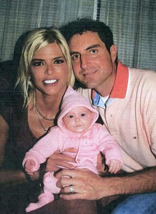 LANG KAMP: Howard K. Stern (t.h) påsto at han var faren til Anna Nicole Smiths datter. Det var han ikke. Foto: NTB Scanpix LANG KAMP: Howard K. Stern (t.h) påsto at han var faren til Anna Nicole Smiths datter. Det var han ikke. Foto: NTB Scanpix