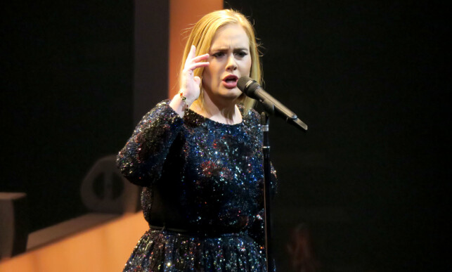 RETT FRA HJERTET: Adele deler gjerne av egne meninger fra Scenen og lot verken president Trump eller musikkprodusent Tony Visconti slippe lett unna. Foto: NTB Scanpix. RETT FRA HJERTET: Adele deler gjerne av egne meninger fra Scenen og lot verken president Trump eller musikkprodusent Tony Visconti slippe lett unna. Foto: NTB Scanpix. 