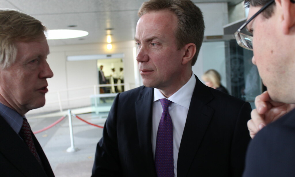 ETTER MØTET: Norges utenriksminister, Børge Brende (H) i midten, sammen med Norges ambassadør til USA, Kåre M. Aas (t.v.) og kommunikasjonssjef Frode Overland Andersen etter møtet i det amerikanske utenriksdepartementet i Washington D.C.. Foto: Vegard Kristiansen Kvaale / Dagbladet ETTER MØTET: Norges utenriksminister, Børge Brende (H) i midten, sammen med Norges ambassadør til USA, Kåre M. Aas (t.v.) og kommunikasjonssjef Frode Overland Andersen etter møtet i det amerikanske utenriksdepartementet i Washington D.C.. Foto: Vegard Kristiansen Kvaale / Dagbladet