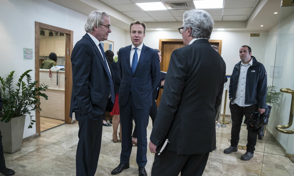 I JERUSALEM: Utenriksminister Børge Brende gjennomførte et timeslangt møtes med den israelske presidenten Benjamin Netanyahu under sitt besøk i Israel. Her i samtaler med Tor Wennesland og Norges ambassadør til Israel, Jon Hanssen-Bauer, utenfor Netanyahus kontor i Jerusalem. Foto: Øistein Norum Monsen / Dagbladet. I JERUSALEM: Utenriksminister Børge Brende gjennomførte et timeslangt møtes med den israelske presidenten Benjamin Netanyahu under sitt besøk i Israel. Her i samtaler med Tor Wennesland og Norges ambassadør til Israel, Jon Hanssen-Bauer, utenfor Netanyahus kontor i Jerusalem. Foto: Øistein Norum Monsen / Dagbladet.