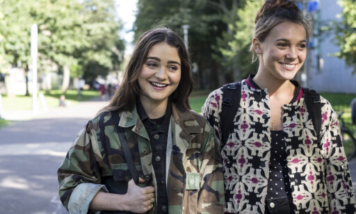 FARLIG MILJØ: Georgia (Aisling Franciosi) og Holly (Synnove Karlsen) henger med feil jentegjeng i «Clique». Foto: HBO FARLIG MILJØ: Georgia (Aisling Franciosi) og Holly (Synnove Karlsen) henger med feil jentegjeng i «Clique». Foto: HBO