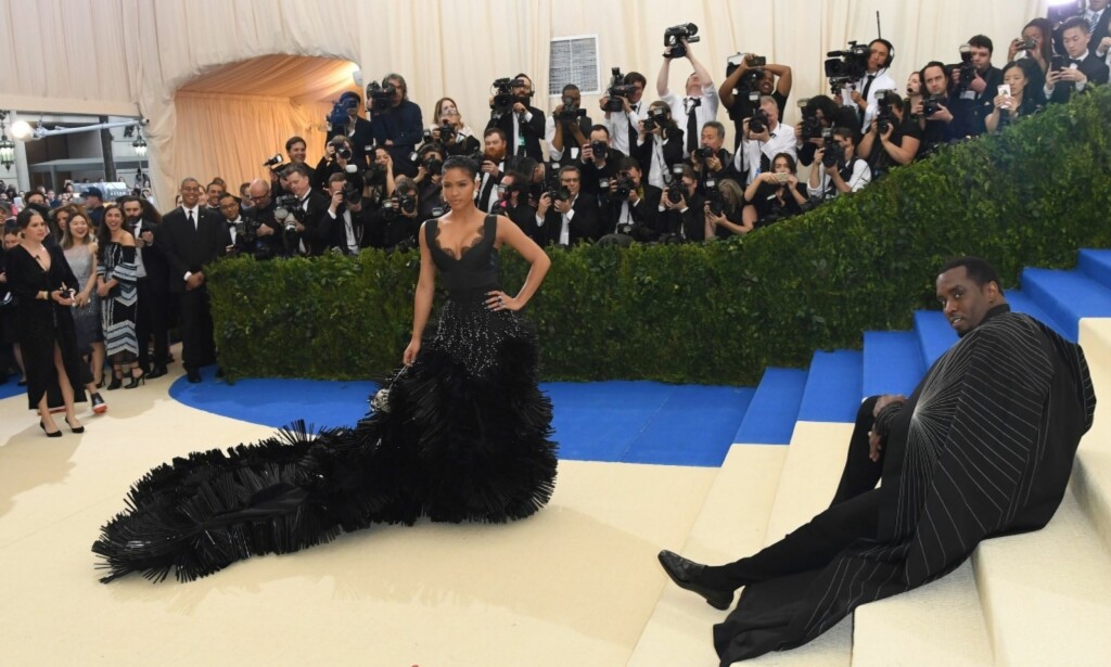 VENTET PÅ KJÆRESTEN: P. Diddy sørget for å bli en del av showet mens kjæresten Cassie Ventura (30) gjorde seg ferdig i fotoområdet. Foto: Angela Weiss / AFP / NTB Scanpix VENTET PÅ KJÆRESTEN: P. Diddy sørget for å bli en del av showet mens kjæresten Cassie Ventura (30) gjorde seg ferdig i fotoområdet. Foto: Angela Weiss / AFP / NTB Scanpix