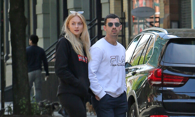 VISER KJÆRLIGHETEN: Sophie Turner og Joe Jonas blir stadig avbildet under hyggelige spaserturer i Los Angeles. Foto: NTB scanpix VISER KJÆRLIGHETEN: Sophie Turner og Joe Jonas blir stadig avbildet under hyggelige spaserturer i Los Angeles. Foto: NTB scanpix