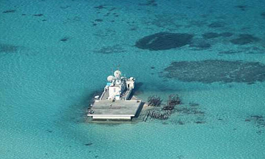 RIGG: Filippinske myndigheter vet ikke hva Kina vil bygge, men det er tydelig aktivitet på South Johnson Reef. Foto: AFP PHOTO / DEPARTMENT OF FOREIGN AFFAIRS (DFA) RIGG: Filippinske myndigheter vet ikke hva Kina vil bygge, men det er tydelig aktivitet på South Johnson Reef. Foto: AFP PHOTO / DEPARTMENT OF FOREIGN AFFAIRS (DFA)