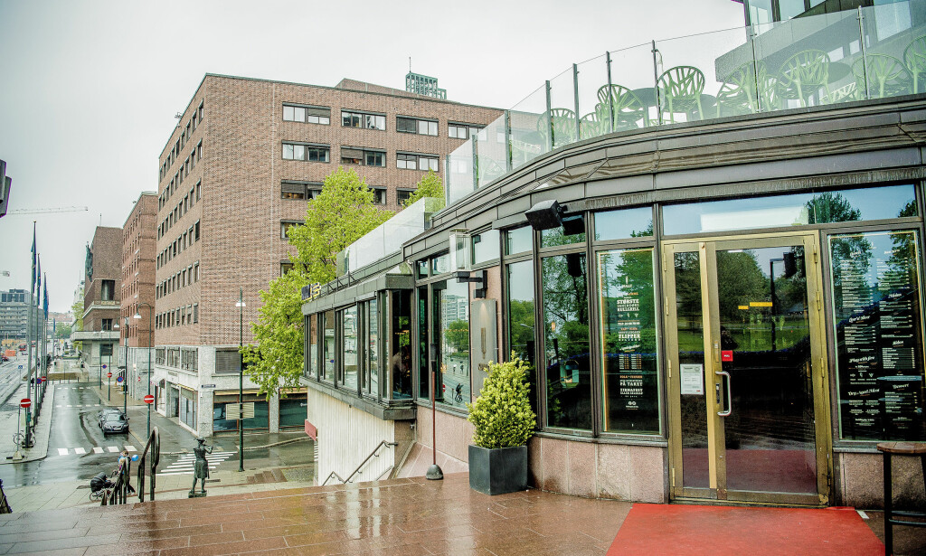 FLOTT BELIGGENHET: Takterrasse med sjøutsikt er noe et fåtall Oslo-restauranter kan smykke seg med. Bak stedet står Akershusgruppen, som blant annet har Café Skansen, Pappabuene og gastropuber som Homans, Jarmann på Aker Brygge, Beer House og Amundsens bryggeri. Foto: Thomas Rasmus Skaug FLOTT BELIGGENHET: Takterrasse med sjøutsikt er noe et fåtall Oslo-restauranter kan smykke seg med. Bak stedet står Akershusgruppen, som blant annet har Café Skansen, Pappabuene og gastropuber som Homans, Jarmann på Aker Brygge, Beer House og Amundsens bryggeri. Foto: Thomas Rasmus Skaug