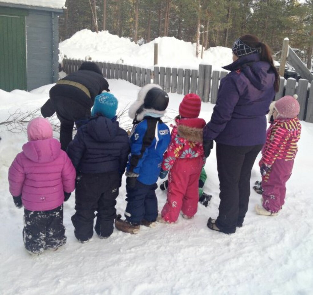 GODT KLEDDE: Lag på lag med ull, reveskinnsluer og skaller på beina er med på å holde barna i Karasjok gode og varme Foto: Privat GODT KLEDDE: Lag på lag med ull, reveskinnsluer og skaller på beina er med på å holde barna i Karasjok gode og varme Foto: Privat