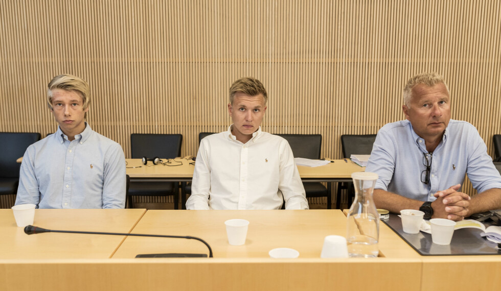 HAR SITTET OVERFOR DRAPSMANNEN: Under hele rettssaken har Tone Ilebekks familie, (f.v.) Simen Ilebekk Andersen, Sondre Ilebekk Andersen og Morten Andersen sittet rett overfor den 16-årige drapsmannen. Det har vært tøft for dem at han framstår uberørt av hva han har gjort. Foto: Ralf Lofstad HAR SITTET OVERFOR DRAPSMANNEN: Under hele rettssaken har Tone Ilebekks familie, (f.v.) Simen Ilebekk Andersen, Sondre Ilebekk Andersen og Morten Andersen sittet rett overfor den 16-årige drapsmannen. Det har vært tøft for dem at han framstår uberørt av hva han har gjort. Foto: Ralf Lofstad