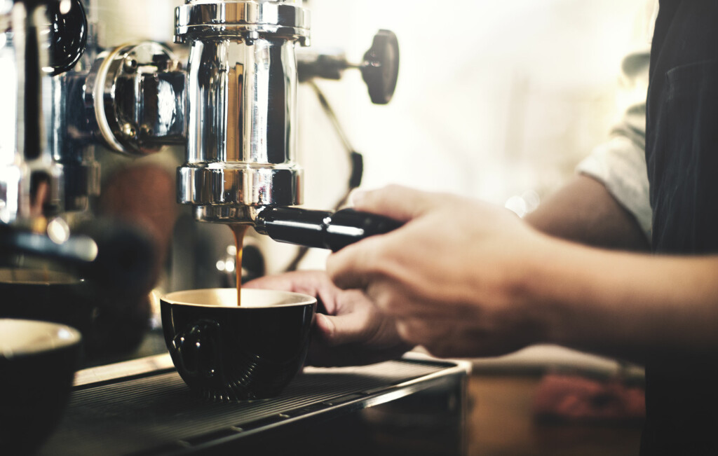 FOR MYE KAFFE: - Hjertebank, uregelmessig hjerterytme, hodepine, rastløshet, irritabilitet, nervøsitet, forstyrret søvn og urolig mage kan være måter kroppen sier i fra på at det nå er for mye koffein i kroppen. Foto: Shutterstock / Rawpixel.com FOR MYE KAFFE: - Hjertebank, uregelmessig hjerterytme, hodepine, rastløshet, irritabilitet, nervøsitet, forstyrret søvn og urolig mage kan være måter kroppen sier i fra på at det nå er for mye koffein i kroppen. Foto: Shutterstock / Rawpixel.com