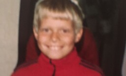 ET FORSIKTIG SMIL: Erlend som barn. ET FORSIKTIG SMIL: Erlend som barn.