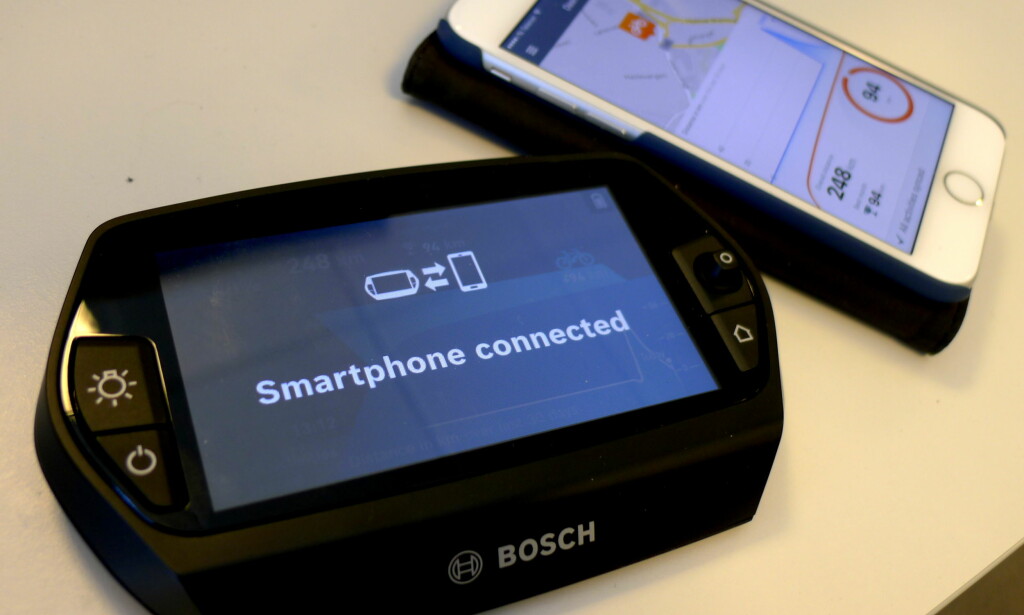 FORBINDELSE: Bosch Nyon komuniserer fortløpende med mobilen. Foto: Tore Neset FORBINDELSE: Bosch Nyon komuniserer fortløpende med mobilen. Foto: Tore Neset