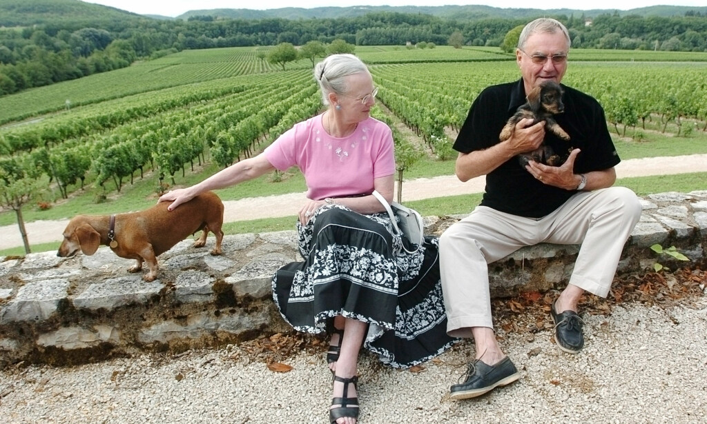 GLAD I HUNDER: Dronning Margrethe og prins Henrik sammen med to av familiens hunder i 2004. Foto: AP GLAD I HUNDER: Dronning Margrethe og prins Henrik sammen med to av familiens hunder i 2004. Foto: AP