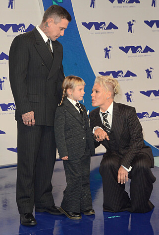 MATCHET: Både Pink, datteren Willow og ektemannen Carey Heart kom i matchende dresser til prisutdelingen. Foto: Shutterstock MATCHET: Både Pink, datteren Willow og ektemannen Carey Heart kom i matchende dresser til prisutdelingen. Foto: Shutterstock