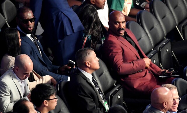 KJENDISER: Basketballspiller LeBron James og talkshowvert Steve Harvey (i rød dress). Foto: Ethan Miller / Getty Images / AFP KJENDISER: Basketballspiller LeBron James og talkshowvert Steve Harvey (i rød dress). Foto: Ethan Miller / Getty Images / AFP