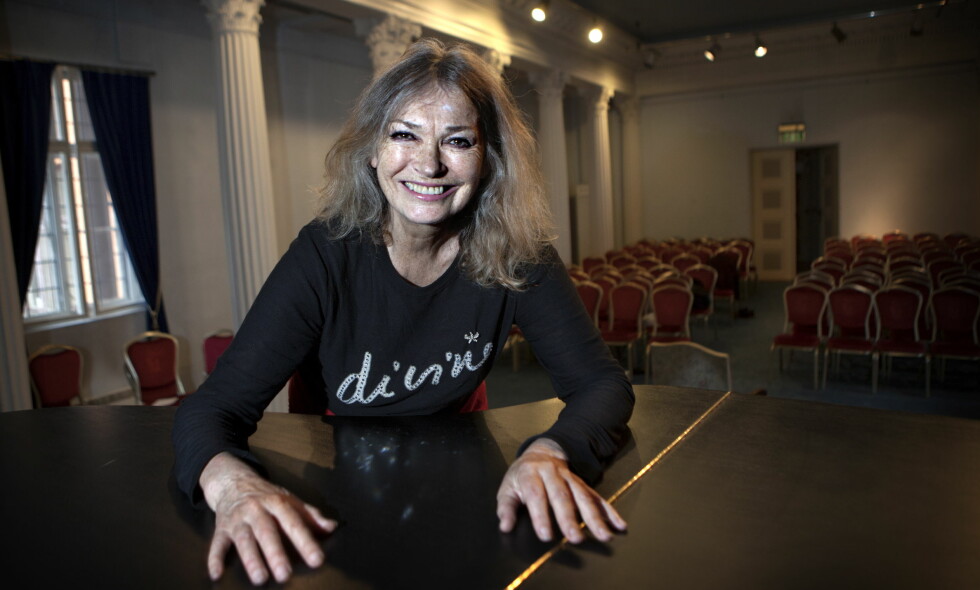 STERK KVINNE: Kari Onstad har vært skuespiller i over 50 år. - Jeg traff Stein Winge på Teaterhøyskolen. Vi giftet oss tidlig, og har hatt et turbuent ekteskap. Det har vært et fargerikt liv, et liv i krig og fred. Vi blitt gamle, så nå er det bare fred, sier Kari Onstad. Foto: Anders Grønneberg STERK KVINNE: Kari Onstad har vært skuespiller i over 50 år. - Jeg traff Stein Winge på Teaterhøyskolen. Vi giftet oss tidlig, og har hatt et turbuent ekteskap. Det har vært et fargerikt liv, et liv i krig og fred. Vi blitt gamle, så nå er det bare fred, sier Kari Onstad. Foto: Anders Grønneberg