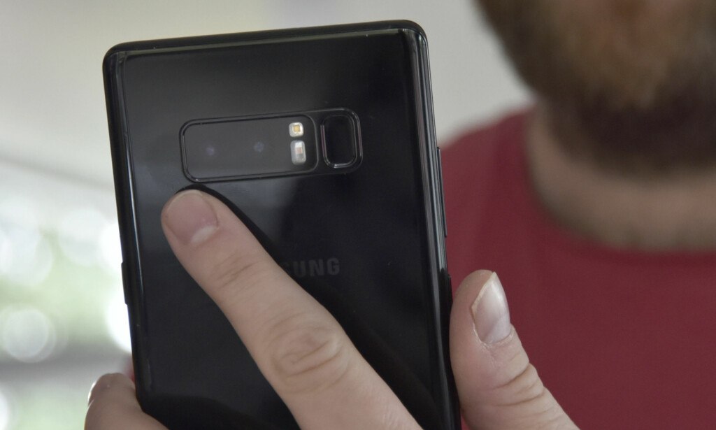 STOR AVSTAND: Her holder jeg Note 8 naturlig i venstre hånd, og pekefingeren er ganske langt unna sensoren på motsatt side av telefonen. Foto: Elise Marie Furøy STOR AVSTAND: Her holder jeg Note 8 naturlig i venstre hånd, og pekefingeren er ganske langt unna sensoren på motsatt side av telefonen. Foto: Elise Marie Furøy