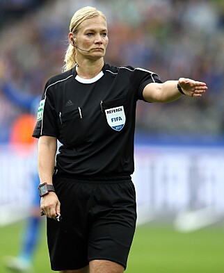 FULL KONTROLL: Bibiana Steinhaus
ledet sin første Bundesliga-kamp med en myndig hånd. Foto: NTB Scanpix FULL KONTROLL: Bibiana Steinhaus
ledet sin første Bundesliga-kamp med en myndig hånd. Foto: NTB Scanpix