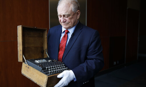 SAMLEREN: Keith Melton, her med en Enigma-maskin, som han også skal gi til spionmuseet i Washington. Foto: Jacquelyn Martin / AP Photo SAMLEREN: Keith Melton, her med en Enigma-maskin, som han også skal gi til spionmuseet i Washington. Foto: Jacquelyn Martin / AP Photo