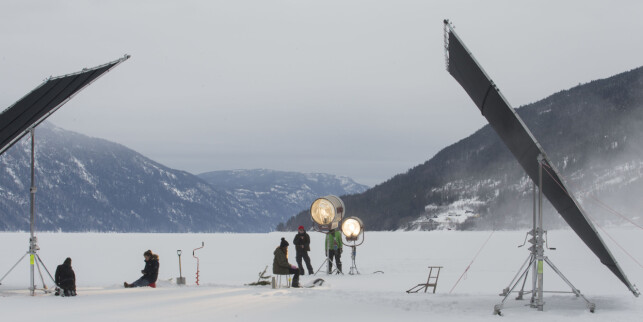 PÅ ISEN: Det ble spilt inn dramatiske scener på isen som dekker Tinn-sjøen. Foto: UIP PÅ ISEN: Det ble spilt inn dramatiske scener på isen som dekker Tinn-sjøen. Foto: UIP