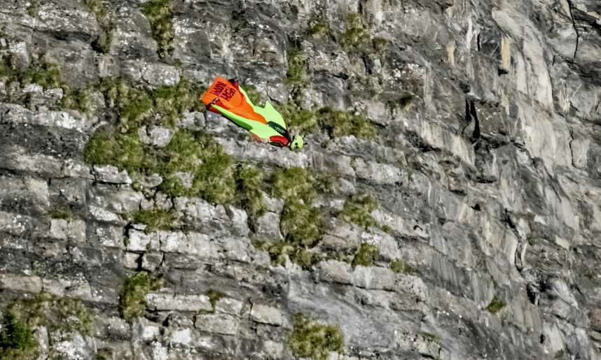 Felix Lorentzen flying along a mountain wall in Kandersteg, Switzerland. Photo: Jørn H. Moen / Dagbladet Felix Lorentzen flying along a mountain wall in Kandersteg, Switzerland. Photo: Jørn H. Moen / Dagbladet
